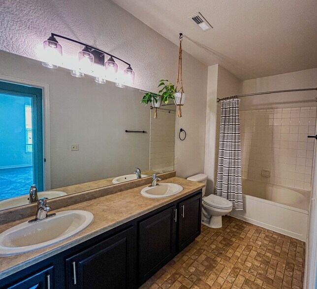 Main level bathroom - 5378 Palomino Ranch Pt