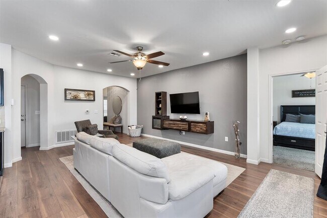 Building Photo - 300 Camellia Dr