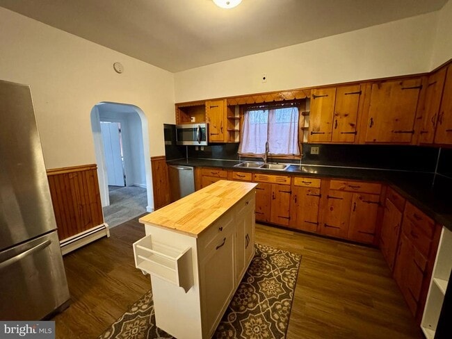 Building Photo - 180 Sassamansville Rd