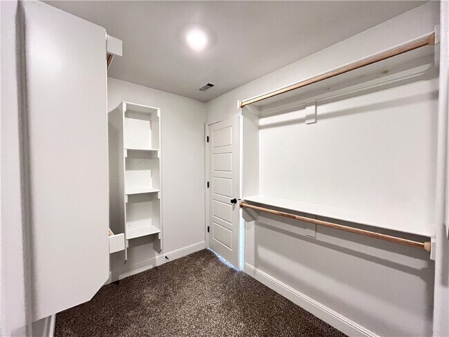 Building Photo - 5909 NW Reynolds St