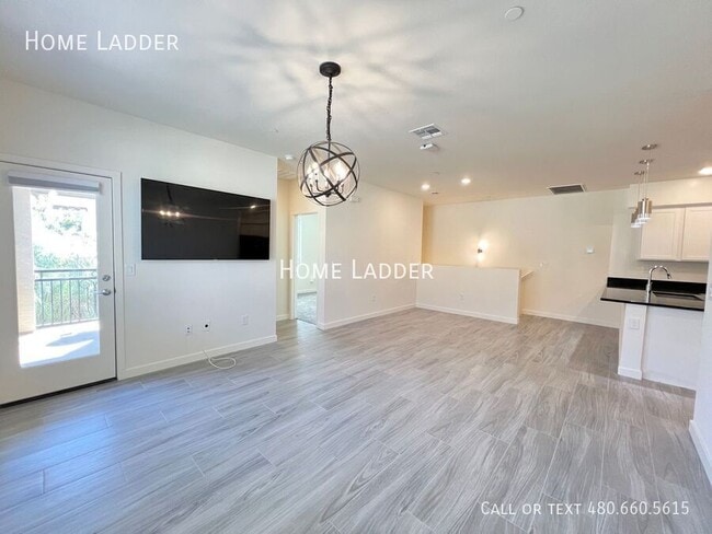 Building Photo - 2722 S Cavalier Dr