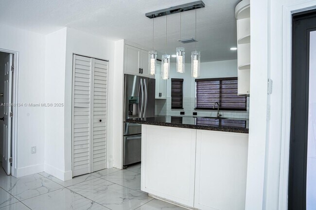 Building Photo - 16710 SW 140th Ave