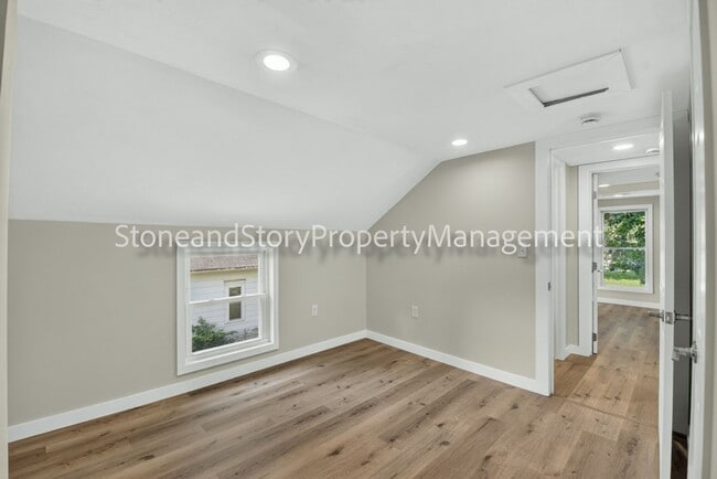 Building Photo - 414 NE Grattan St