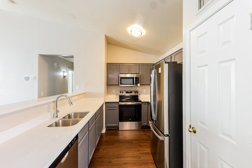 Building Photo - 12738 W Redfield Rd