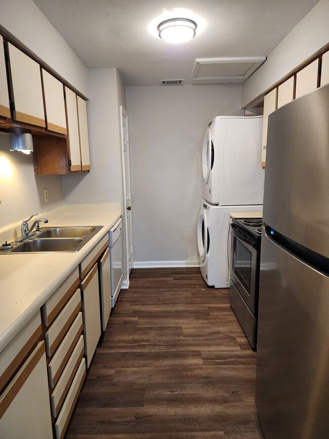 Building Photo - Spacious 2 bedroom 2 bath townhome with walk in closets, fireplace, and washer/ dryer included.