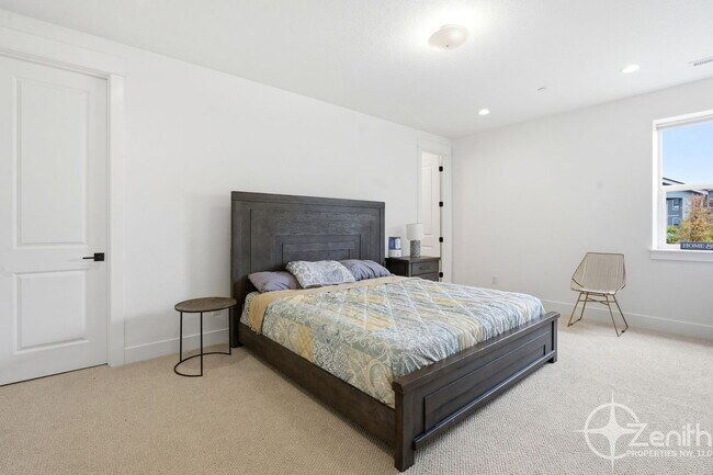 Building Photo - 382 W Fir Lp