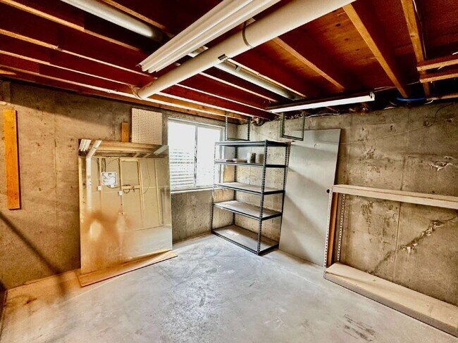 Building Photo - "Charming Home in the Cottonwood Community!"
