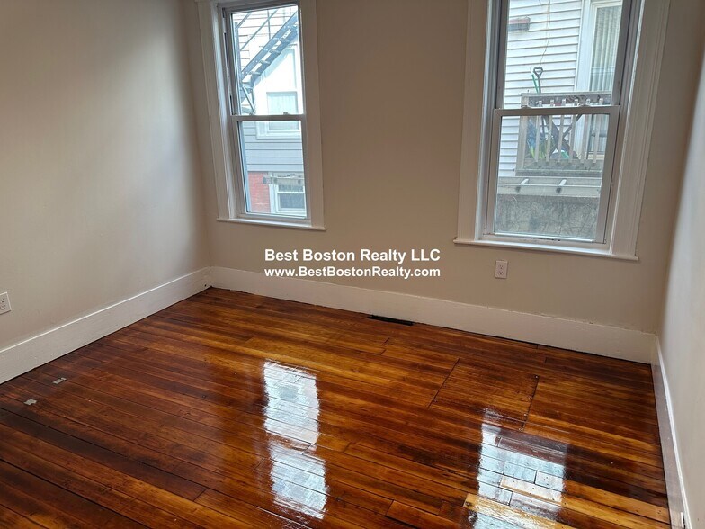 Building Photo - 16R Warren Ave. Unit 2