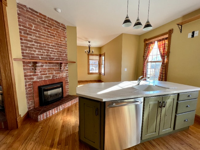Building Photo - Charming Three Bedroom Home!