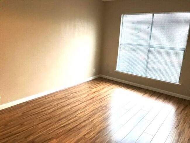 Building Photo - Great 2 bed, 1.5 Bath Condo with Garage in...