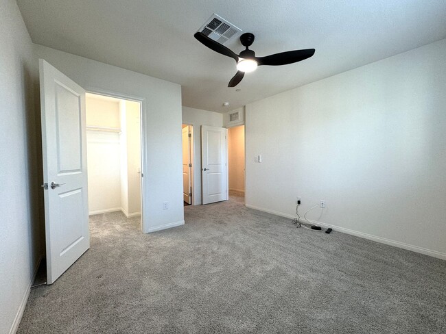 Building Photo - 2662 Champagne Gold Ave
