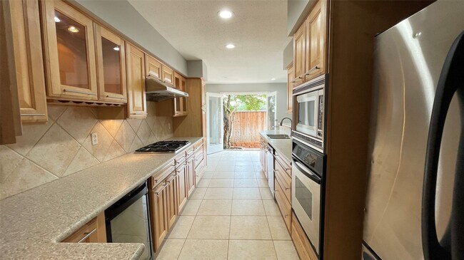 Building Photo - 403 N Post Oak Ln
