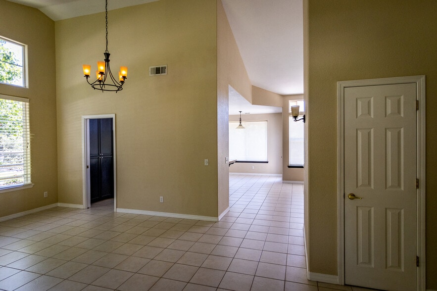 Building Photo - 625 Asilo