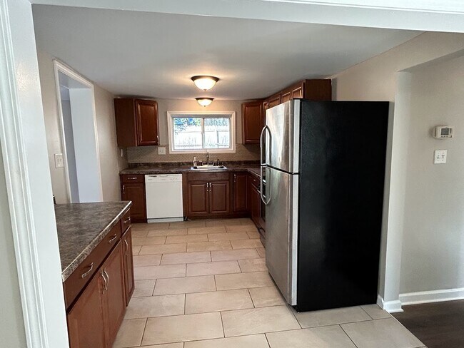 Building Photo - 15931 Deering St