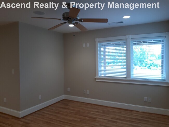 Building Photo - Unique Opportunity to Lease 2 Bed Lower Unit in Executive Home Utilities Included Quick Access to...