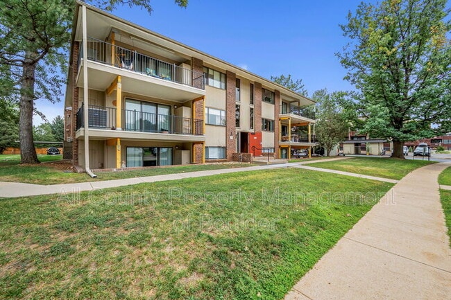 Building Photo - 600 Manhattan Dr