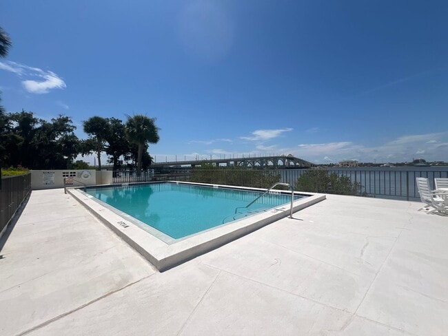 Building Photo - BEAUTIFUL and Renovated Riverfront Furnished Condo 2 Bedrooms, 2 Bathrooms