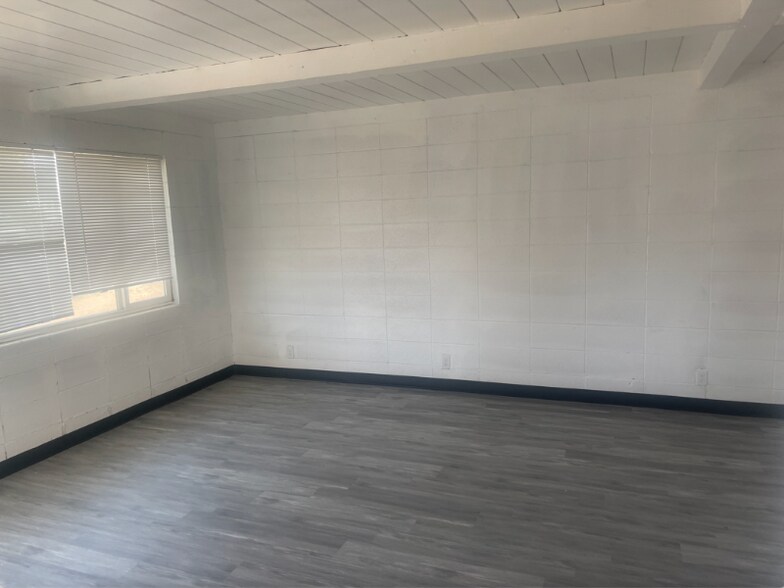 Building Photo - 11 E San Joaquin St