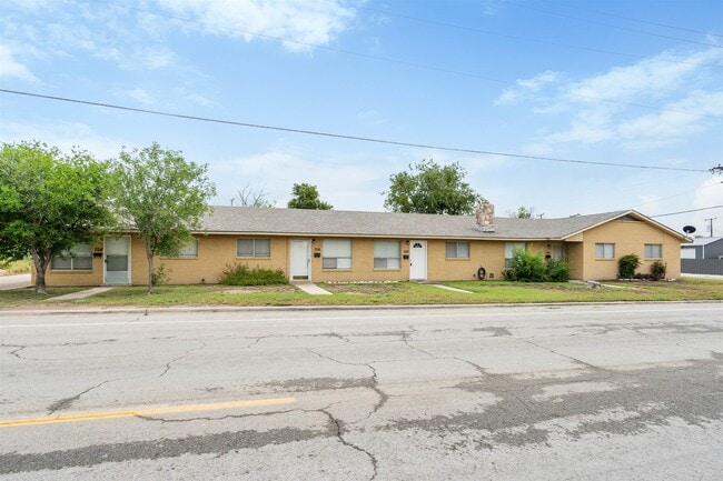 Building Photo - 708 W 10th St