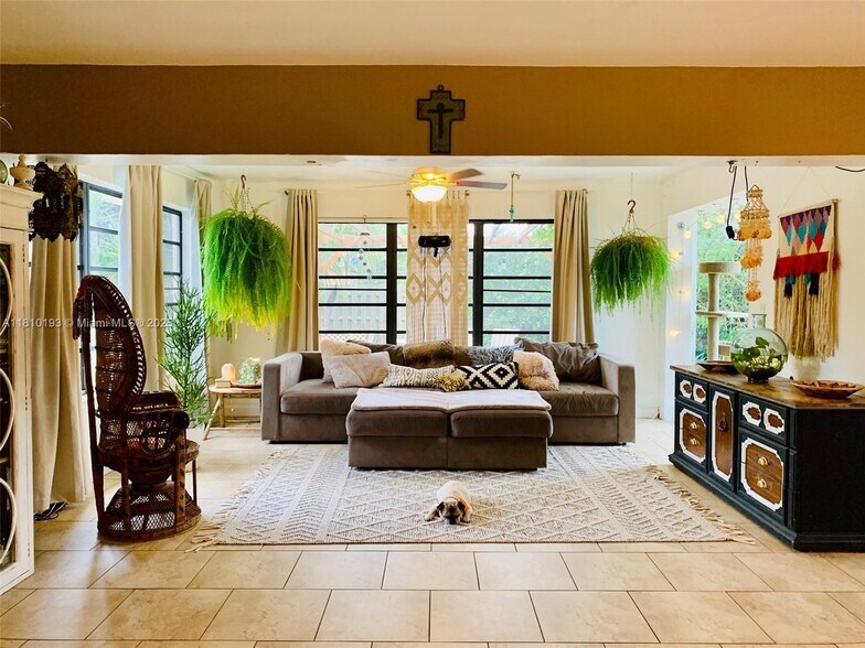 Building Photo - 9910 Bahama Dr