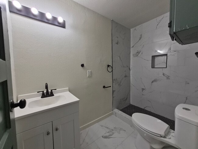 Building Photo - This beautifully updated 2-bedroom, 2-bath rental features modern updates throughout.