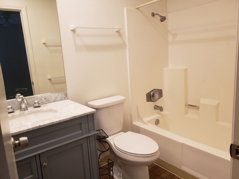 Building Photo - 1261 Victor St