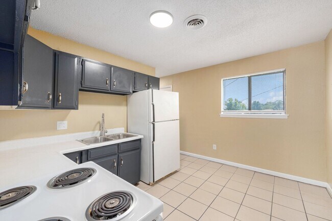 Building Photo - Beautiful 2BR/1BA Duplex in Independence!