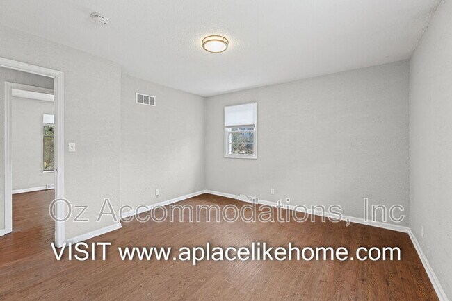 Building Photo - 1105 W Elm Terrace