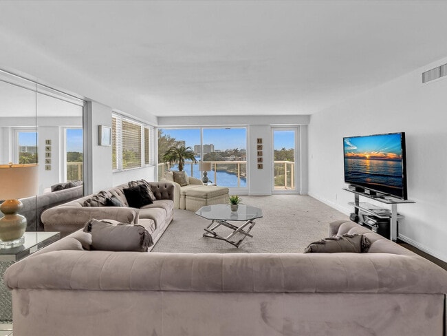 Building Photo - 3000 Holiday Dr