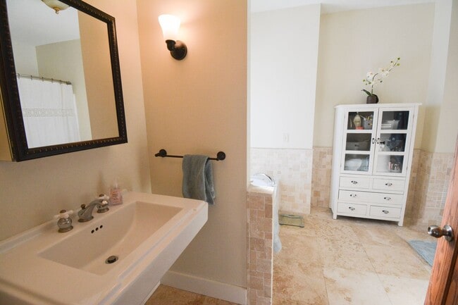 Building Photo - Updated Home with Pond Views in NW Rochester location!