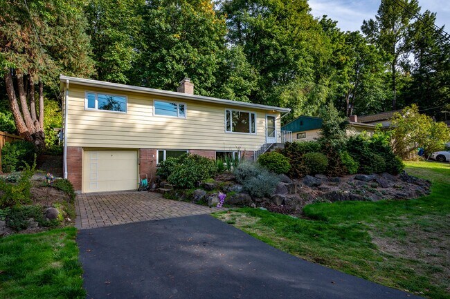Building Photo - Spacious 4BR/2 BA Home in Quiet North-End ...