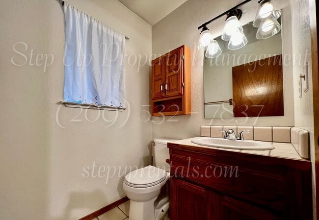 Building Photo - Spacious 3 Bedroom, 2.5 Bath Home in Myers Hill!