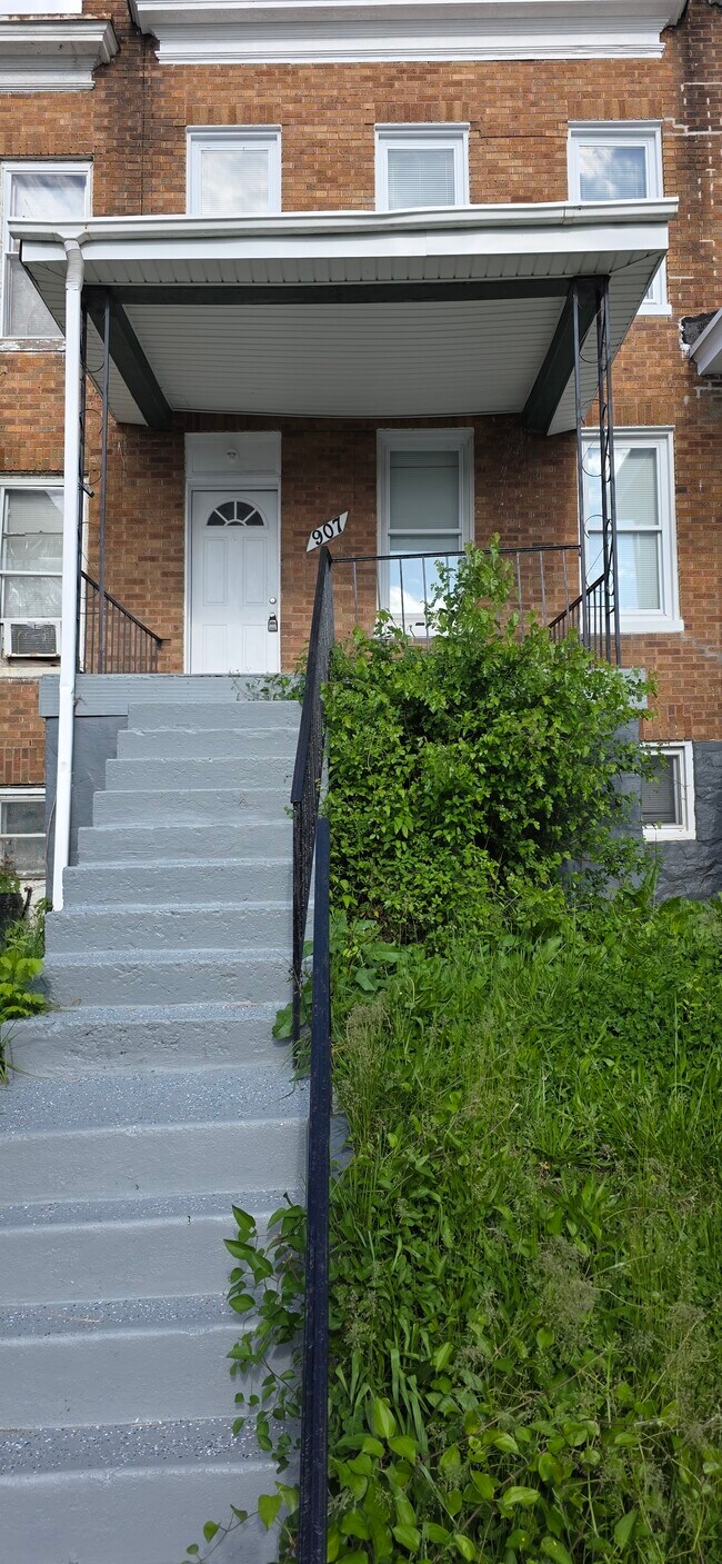 Building Photo - 907 N Rosedale St