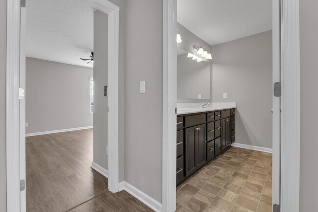 Building Photo - 2390 Glenvale Dr