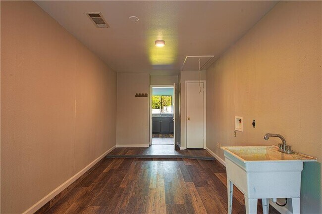 Building Photo - 6810 Willamette Dr