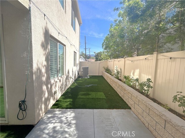 Building Photo - 253 S Vermont Ave