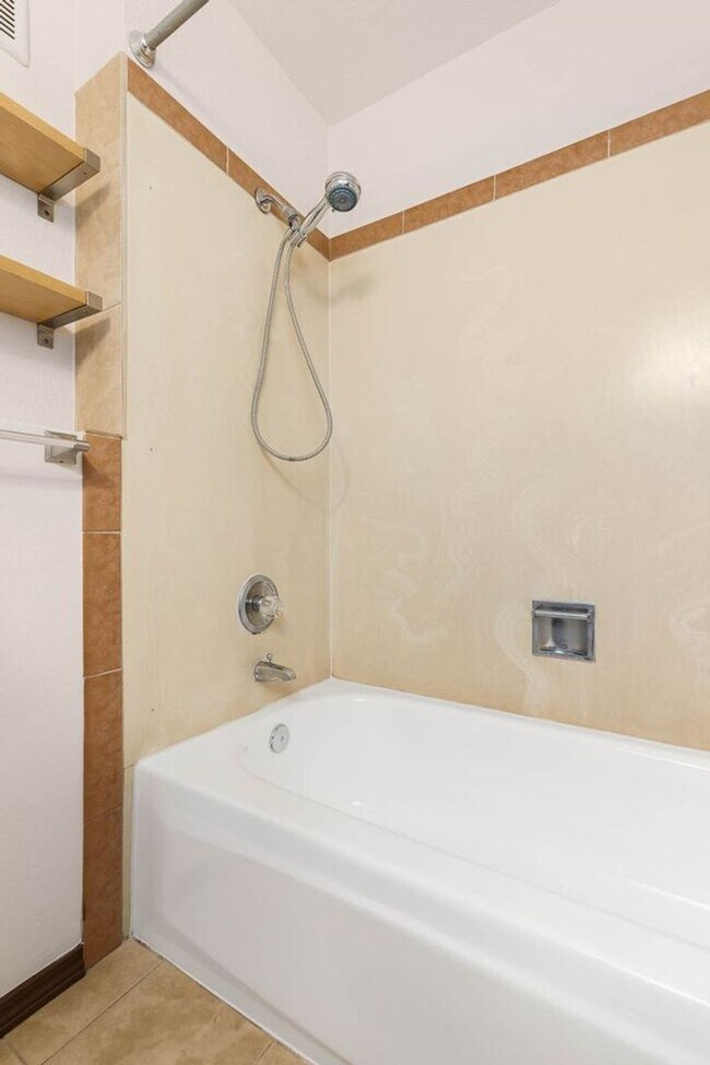 Building Photo - Great Home with Lots of Upgrades in a Great Location!