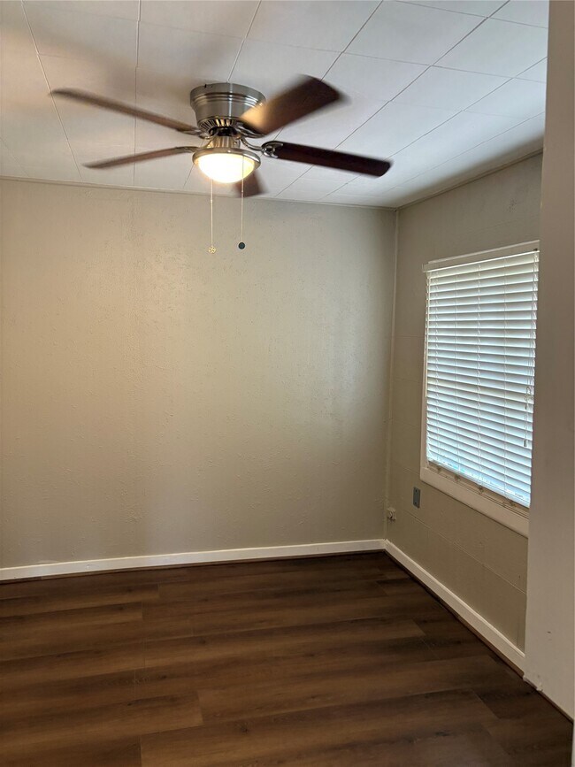 Building Photo - 5914 Ridgeway Dr