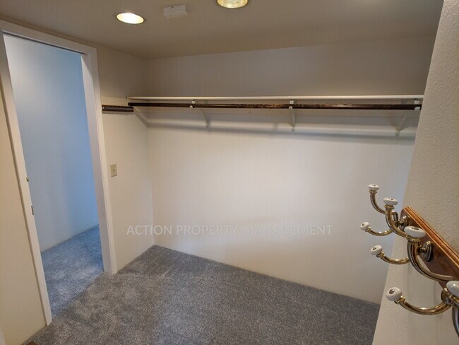 Building Photo - 3 bed 3 bath on 4.8 acres w/ beautiful water view