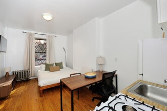 Building Photo - 422 W 56th St