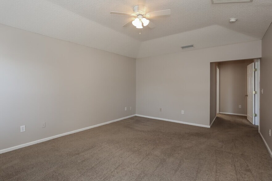 Building Photo - 14075 Golden Eagle Dr