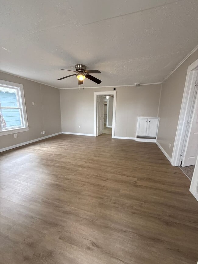 Building Photo - 2 bedroom/1 bath house