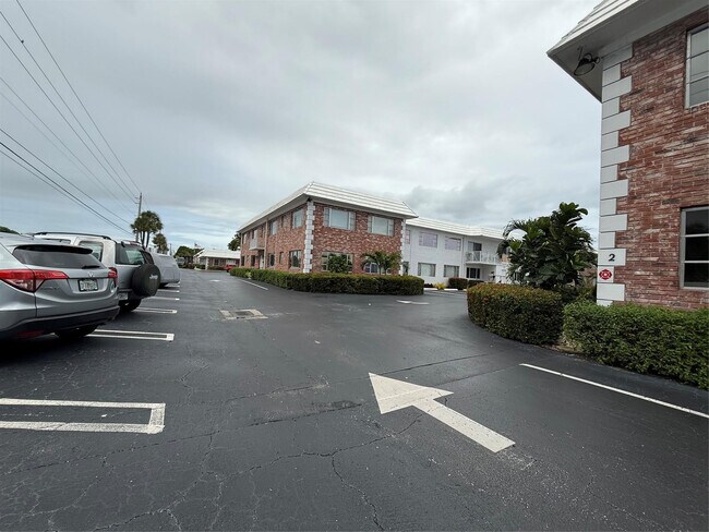 Building Photo - 412 S Cypress Rd