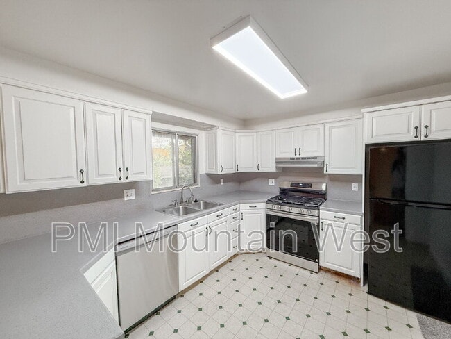 Building Photo - 698 Doren Dr