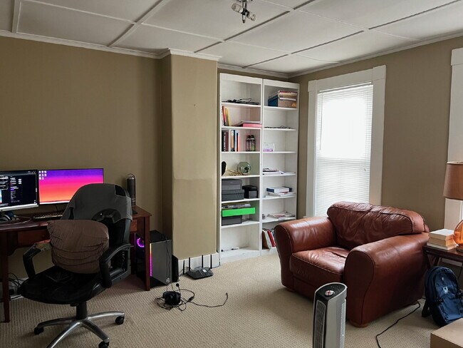 Building Photo - Half duplex with 3 bedrooms, one full bathroom