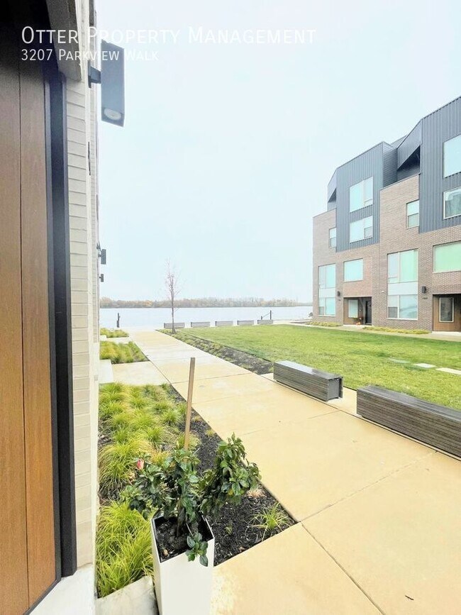 Building Photo - 3207 Parkview Walk