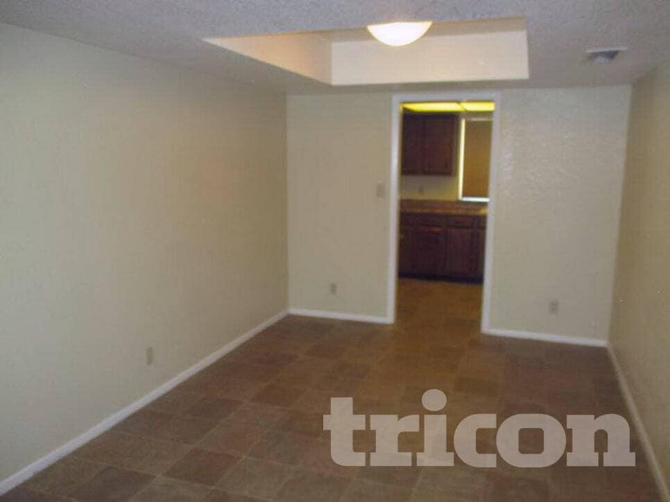 Building Photo - 4323 W Poinsettia Dr