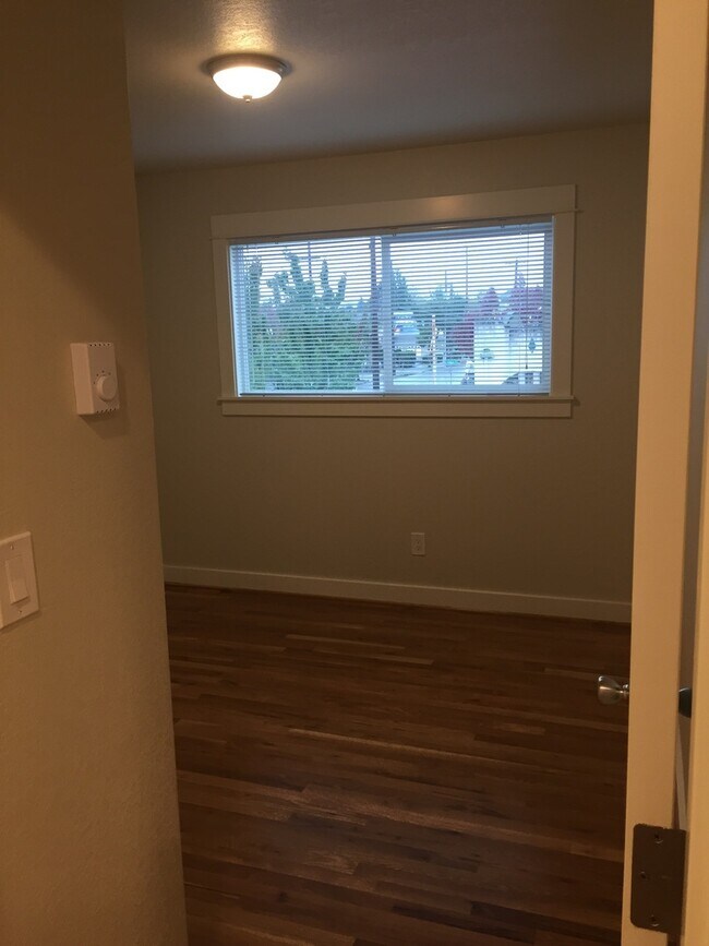 Building Photo - Modern PrivatePorch/Entry 2Br Hardwoods-Qu...