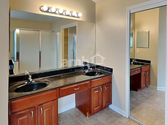 Building Photo - 633 Battlegate Ln