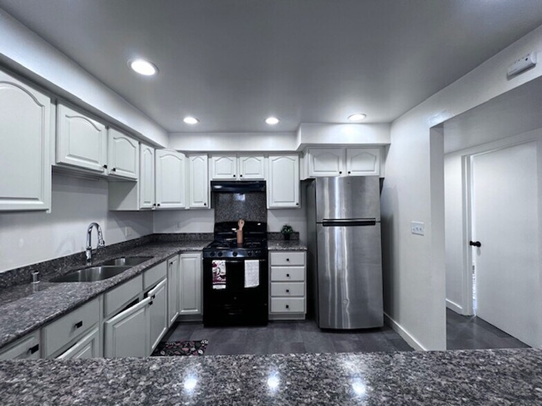 Building Photo - 731 Willow St